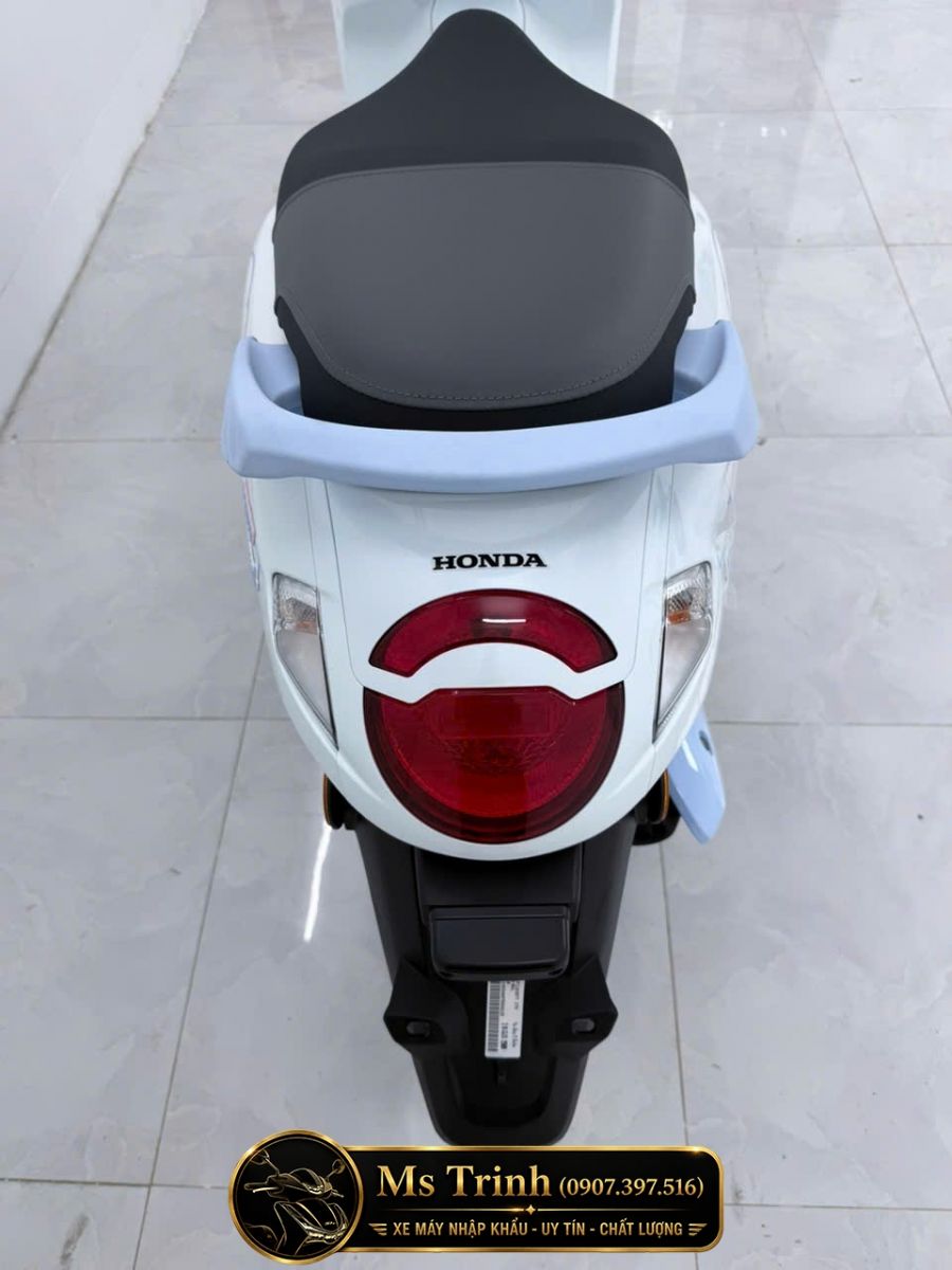 Đuôi xe Honda Scoopy Cinnamoroll 2026 thiết kế gọn gàng cùng tay dắt xanh pastel