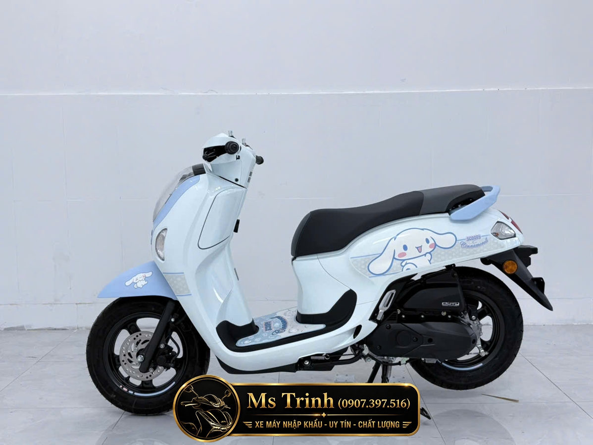 Honda Scoopy Cinnamoroll 2026 nhìn nghiêng trái khoe bộ tem giới hạn độc quyền