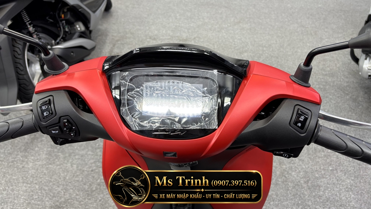 Màn hình hiển thị trên Honda SH150 Ý Sporty New Concept Cụm đồng hồ hiện đại của Honda SH150 Ý 2026 màu đỏ nhập khẩu