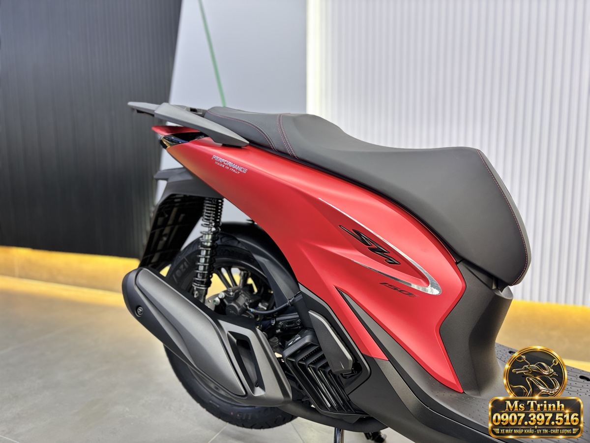 Thân phải Honda SH150i Ý đỏ cùng hệ thống ống xả Hông phải xe SH150i Ý đỏ với yên đen, thân xe màu đỏ và hệ thống ống xả phía sau